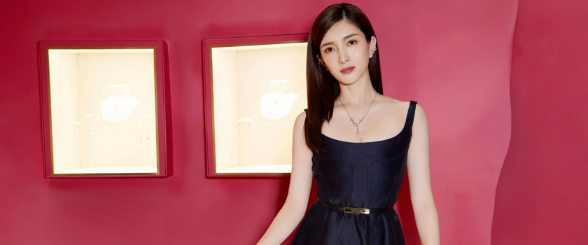 江疏影变氛围感女孩（披散着头发看起来发量惊人看起来更加美丽动人）
