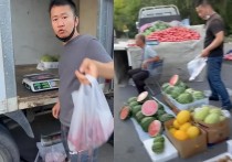 知名演员李嘉明沦落到街头卖水果（为了生计只能想办法做点小生意糊口）