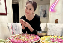 演员王小伟照片  除夕这一天晚上王小玮晒出与家人包饺子照片