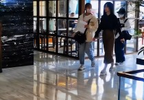 成都柳岩酒店被网友偶遇（留直刘海身材曼妙有少女感不像41岁的女人）