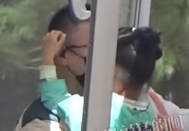 孙红雷抱5岁女儿逛街（任女儿大力揉搓脸部与人挥手姿势太霸气）