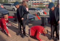 相声演员杨少华韩兆   下跪被指作秀垃圾桶旁给杨少华磕头