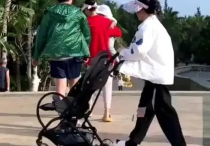 朗朗带老婆孩子三亚度假  吉娜抱着两岁的儿子非常吃力