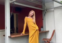 中国演员崔秀英（秀出美肩苗条纤细的身材少女时代最高成员的端庄）