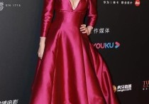张雨绮为了抢镜够拼的（一袭紫红色深V裙好身材藏不住妩媚还典雅）