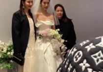 王鸥参加妹妹婚礼照曝光（打扮低调全程操劳妹妹五官精致颜值高）