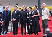周韵罕见走红毯不带姜文（换新发型超温柔脖梗皮肤松弛那颗大痦子抢镜）