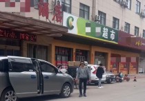 知名演员何中华低调拍戏（仅住百元酒店低调乘坐汽车拍戏被误认为是港星）