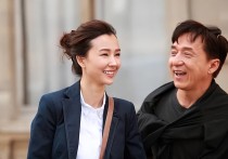 姚星彤被成龙潜规则（成龙最后一个龙女郎也是最贵的龙女郎一部电影赚到8.8亿票房她便是姚星彤）