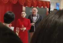 王子文出席活动被疑耍大牌（现场的人甚至还没有他们安保人员多）