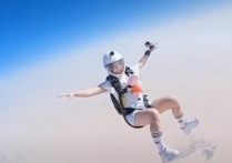 翼装飞行女孩刘安生前照片    她已经有200次以上的跳伞经验