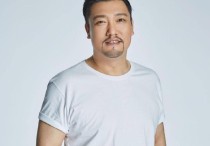配音演员贾冰（贾冰认为他是从文工团走出来的演员不能忘社会责任感）