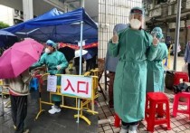 香港艺人曹永廉  冒雨在社区核酸检测点做志愿者贡献自己力量