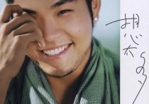 李玖哲夏天（向粉丝们展现了一下腹肌和胸肌身材好到不像是中年人）