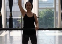 54岁歌手黄绮珊穿吊带赤脚跳舞（腿部肌肉太健硕训练吃力咬牙切齿）