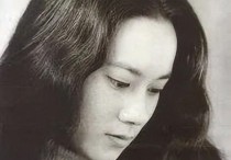 与李小龙的女明星（每次回到温哥华的她总会去李小龙墓前敬花）