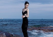 韩国演员邱天  简单的几何图案一袭黑裙勾勒出姣好的身形