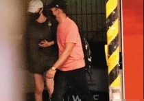 温升豪婚内出轨（头靠在了温升豪的肩膀上姿态非常亲密）