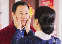 56岁王小宝为37岁娇妻庆生（父子两人为了庆祝这一开心时刻特地献吻吴琼）