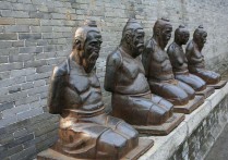 岳飞墓前跪着的人为何变成了4个（如何陷害岳飞的其中又有什么变动呢）