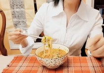 57岁于文华豪宅中大口吃面（用手抓大葱太豪放碗下垫桌布好讲究）