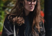 36岁加勒比海盗女星要冠夫姓（脸颊凹陷满脸的疲惫感引热议）