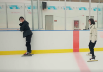 29岁杨紫私下练习滑冰（紧抿嘴唇一脸害怕双腿打颤直呼救命）