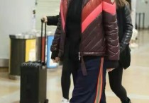 蒋欣真接地气（穿黑羽绒服路边吃臭豆腐头戴两顶绿帽子还挺潮）