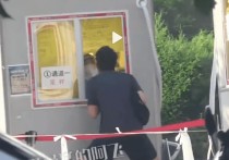 被李现做核酸的姿势笑到了（只是因为自身腿太长为了配合只能岔开腿撅屁股蹲下）