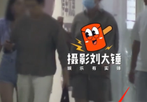 马思纯与妈妈逛街被拍（宽松上衣配短裤壮实小腿看起来特别抢镜）