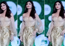 印度国民女星Shilpa Shetty被当众强吻（被全国痛骂十余年面临牢狱之灾）