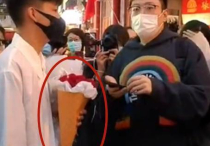 德云社刘筱亭被粉丝围堵  德云社演员粉丝双向奔赴画面