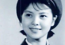 演员张伟欣早年照片（现在张伟欣最大的心愿就是女儿能再成个家）