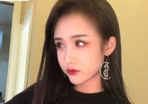 黑暗萝莉大美真名 整容纹身吸烟19岁生女引争议