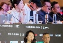 周冬雨的评委造型火了（穿白衬衫显高级感气场很强冷艳美不输章子怡）