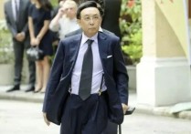 郑海泉拄着拐杖拼成香港最有权势的人（出生最穷苦的大班成功预测了1987年的股灾）