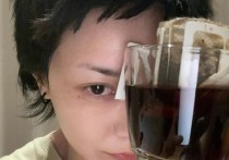 36岁郭采洁深夜带妆喝咖啡（一副睡眼朦胧又睡不着的样子）