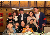 贾静雯全家为老母过70大寿（古灵精怪波妞翻白眼非常抢镜）