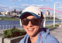 艺人安钧璨（承诺娶她的男人去世四年安以轩4年怀念挚爱结婚时为他穿婚纱）