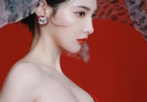 彭小苒穿抹胸红裙身材丰满浓艳红色性感衬得她更肤白貌美