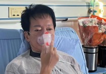 74岁香港老戏骨方刚因病住院（吸氧维持需要有人照顾面色蜡黄身材消瘦）