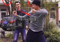 50岁李亚鹏穿棉毛裤打八段锦（有网友评论他看上去像个奔七大爷）