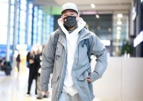 陈小春原来这么会穿（连帽卫衣造型潮男范十足55岁的他穿成了25岁）