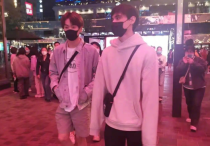 利路修在三里屯逛街（粉丝认出却不敢上前实现三里屯散步自由）