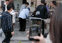 杨幂拍戏迟到向导演道歉（片场直接90度鞠躬没有一点明星架子）