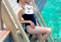 58岁刘嘉玲晒泳装美照  展现出了她那前凸后翘的好身材