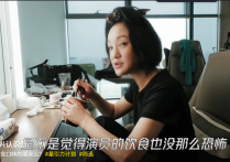 周迅素颜大口吃泡面太享受（头发被两把梳子卷上显得滑稽搞笑）
