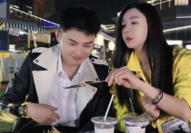 演员周彤伟（衣哥一路十指相扣周韦彤脸上挂着笑意）