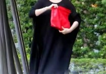 大s具俊晔逛夜市被偶遇（大s穿吊带后背全是纹身二婚比头婚腻歪）