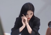 鞠婧祎穿白色吊带到底多撩人（特别清纯且少女瞬间吸引到大家）